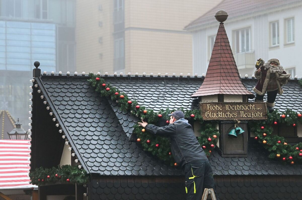 Anschlag in Magdeburg - Weihnachtsmarkt wird abgebaut Anschlag in Magdeburg - Weihnachtsmarkt wird abgebaut