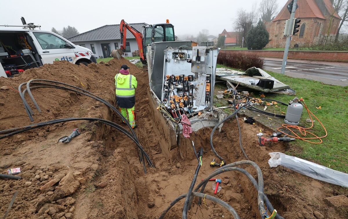 Auto kracht in Umspannstation - Ortschaft ohne Strom Auto kracht in Umspannstation - Ortschaft ohne Strom