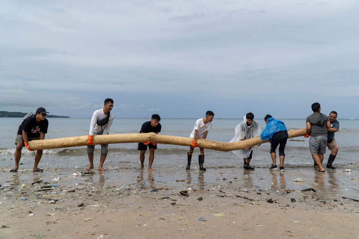 Strandsäuberungsaktion in Indonesien Strandsäuberungsaktion in Indonesien