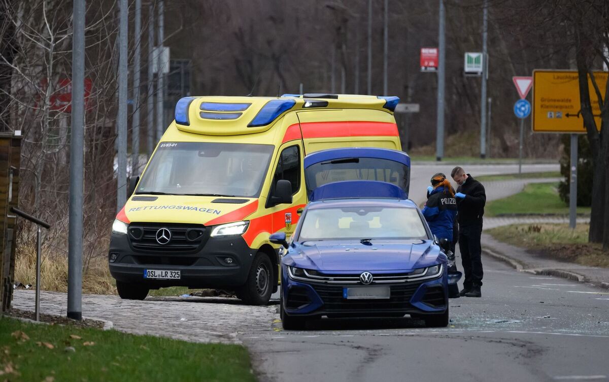 Polizist bei Fahndung nach Autodieben erfasst und getötet Polizist bei Fahndung nach Autodieben erfasst und getötet