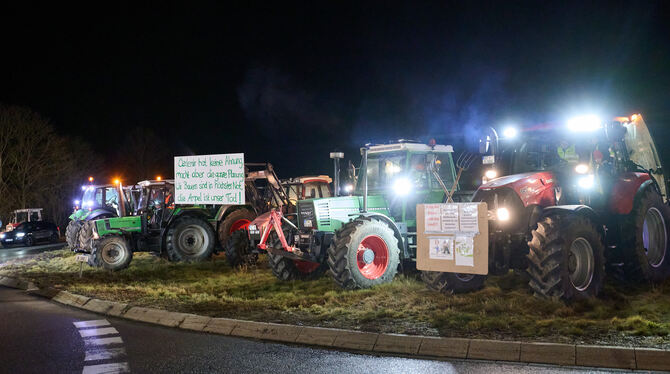 Mit Mahnfeuern, hier am Traifelberg (linkes Bild) und in Bodelshausen, haben die Bauern auf ihre Anliegen aufmerksam gemacht. F Mit Mahnfeuern, hier am Traifelberg (linkes Bild) und in Bodelshausen, haben die Bauern auf ihre Anliegen aufmerksam gemacht. F