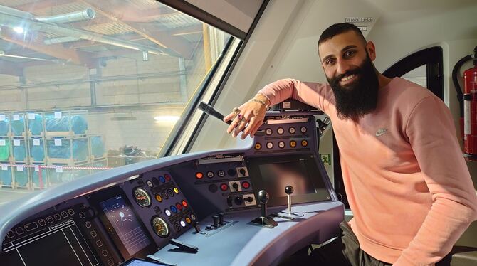alb lokführer Abdulkader Sobh im Führerstand eines Lint 622.