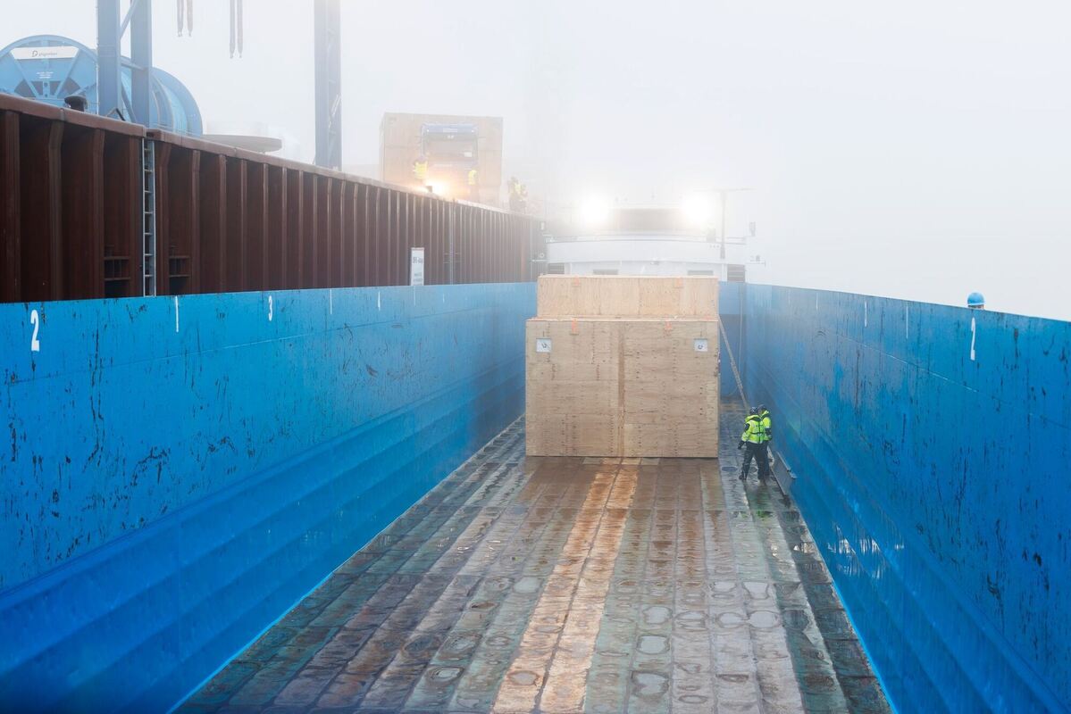 Fred Young Submillimeter Teleskop in Wesel verschifft Fred Young Submillimeter Teleskop in Wesel verschifft