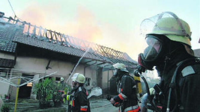 Ohne Atemschutz ging bei dem Großbrand in Häslach nichts. Die Feuerwehr war mit 56 Mann im Einsatz.
FOTO: FINK