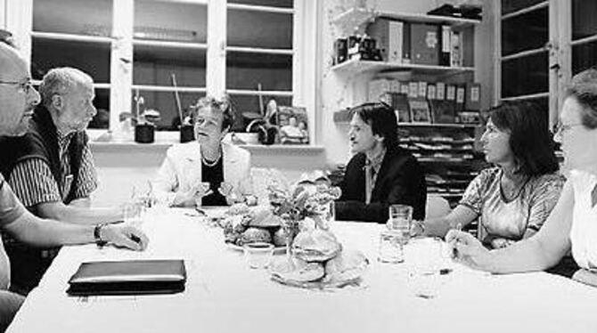 Gesundheitspolitik aus einem Guss? Es diskutierten (von links) Aleaxander Maier, Peter Singerhoff, Herta Däubler-Gmelin, Markus Schmidt-Appelrath, Bärbel Schmid und Cornelia Schmidt.
FOTO: TRINKHAUS Gesundheitspolitik aus einem Guss? Es diskutierten (von links) Aleaxander Maier, Peter Singerhoff, Herta Däubler-Gmelin, Markus Schmidt-Appelrath, Bärbel Schmid und Cornelia Schmidt.
FOTO: TRINKHAUS