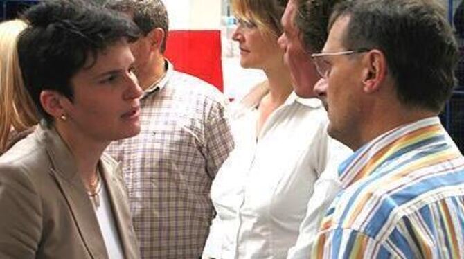 Baden-Württembergs Umweltministerin Tanja Gönner, links, war mit dem Ergebnis ihrer Unternehmergespräche in Gammertingen zufrieden.
FOTO: BUT