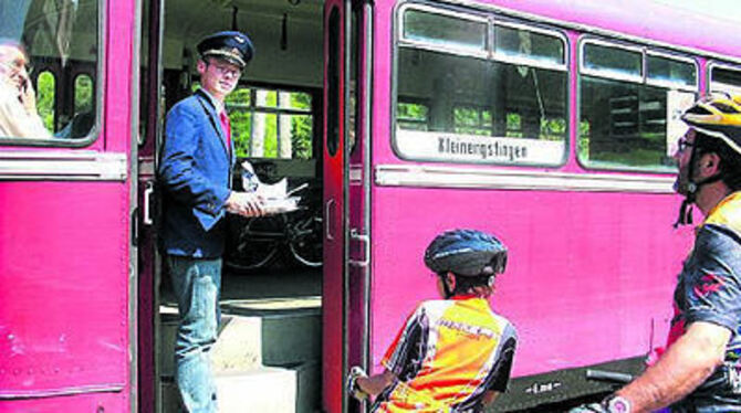 Da staunen die Radfahrer am Bahnhof Offenhausen, als Schaffner Markus Schilling mit dem Mittagessen einsteigt. 
GEA-FOTO: OEL