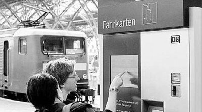 Kunden der Bahn müssen demnächst mehr Geld in die Fahrkartenautomaten einwerfen als bisher. 
FOTO: DPA