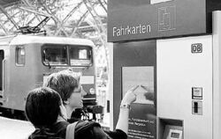 Kunden der Bahn müssen demnächst mehr Geld in die Fahrkartenautomaten einwerfen als bisher. FOTO: DPA