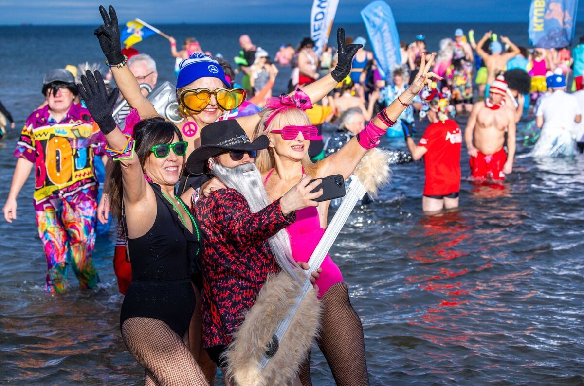 Winterbadespektakel vor Strandkorb-WM Winterbadespektakel vor Strandkorb-WM