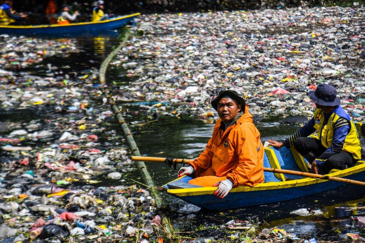 Plastikmüll im Fluss Citarum in Indonesien