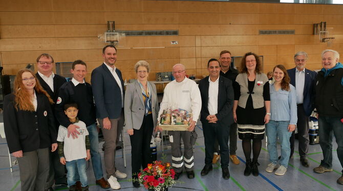 Paul Mohl (Mitte) wurde am Mittwoch bei der Blutspendeaktion in der Rommelsbacher Wittumhalle inmitten seiner Rot-Kreuz-Familie