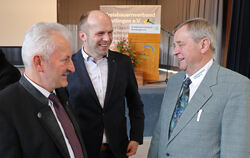 Kreisbauernverbandsvorsitzender Gebhard Aierstock (links) und sein Stellvertreter Albert Werner (rechts) im Gespräch mit Geschäf