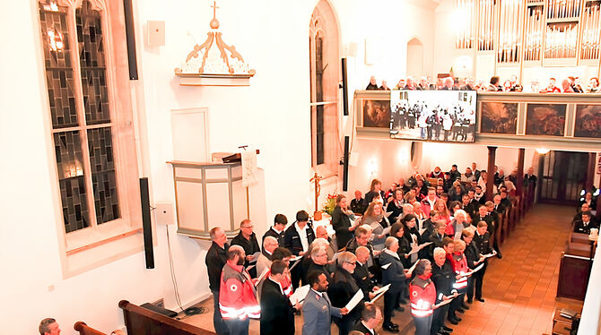 Der Chor der Blaulichtfamilie und der Posaunenchor auf der Empore begleiteten den Gottesdienst musikalisch.