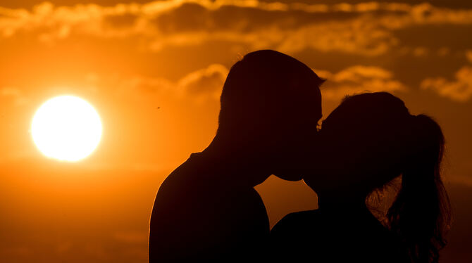 Hormoneller Cocktail wird oft als Liebe auf den ersten Blick wahrgenommen.  FOTO: SKOLIMOWSKA/DPA