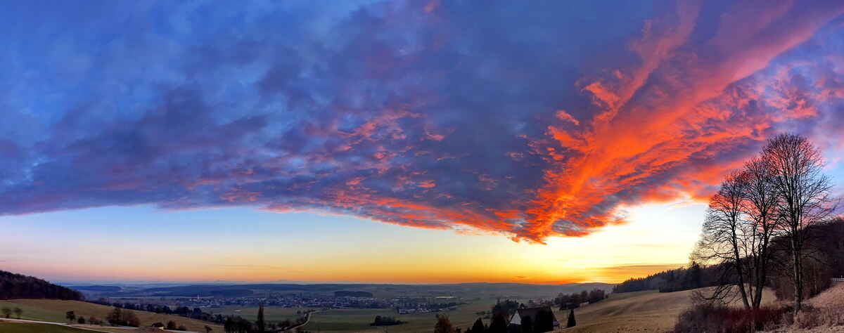 Himmelsspektakel Unheimliche Begegnung der dritten Art  über der Zwiefalter Alb Ende Januar 2024 FOTO MEYER