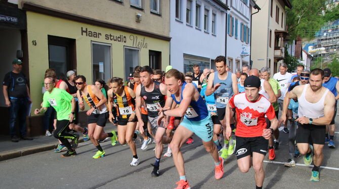 Start-Ziel-Sieg für Josh Tolsdorf (in Blau) und Corinna Coenning. FOTO: OECHSNER