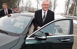 Winfried Kretschmann posiert nach dem Spatenstich für das Daimler Prüf- und Technologiezentrum in Immendingen neben seinem neuen