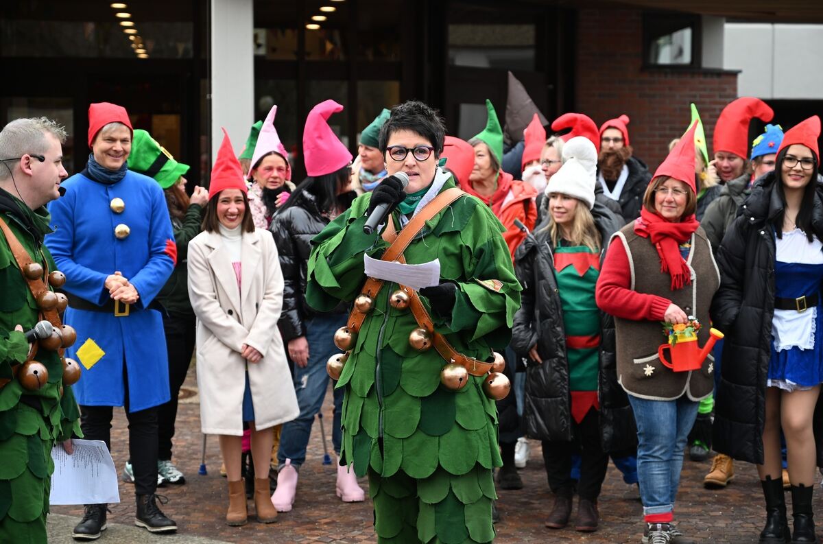 Zunftmeisterin Katja Thomas vor der Zwergenmannschaft des Rathauses in Lichtenstein_Foto Sautter