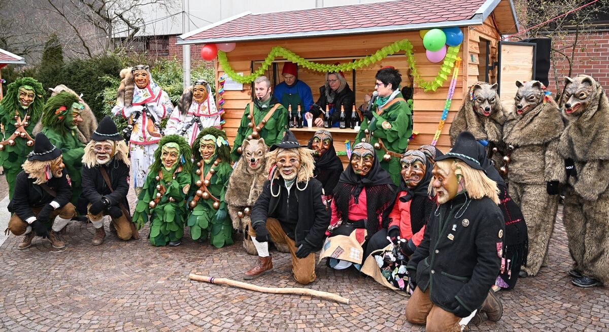 Lichtensteiner Narren vor der neuen Hütte. Foto SautterJPG