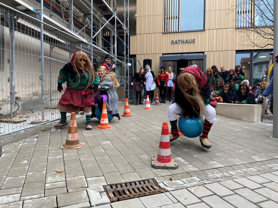 Närrisches Treiben beim Hüpfball-Slalom Eine Fürstenwaldhexe blockiert die bis dato noch führenden Rathaus-Mitarbeiter_Foto Runge