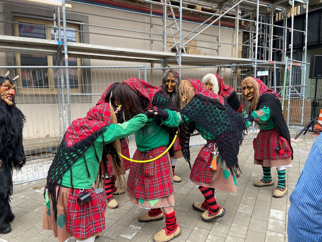 Nicht ganz fair Im kompletten Häs hatten es die Narren deutlich schwerer, elegant und schnell durch den Reifen zu steigen_Foto Runge