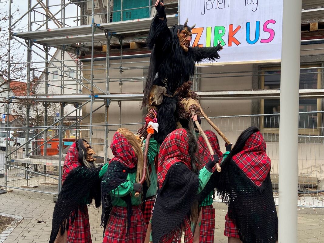 Siegespose des Ofterdinger Narren-Teufels Mit dem Hexentanz bestanden die Narren die dritte und letzte Prüfung und errangen den Schlüssel zum Rathaus_Foto Runge