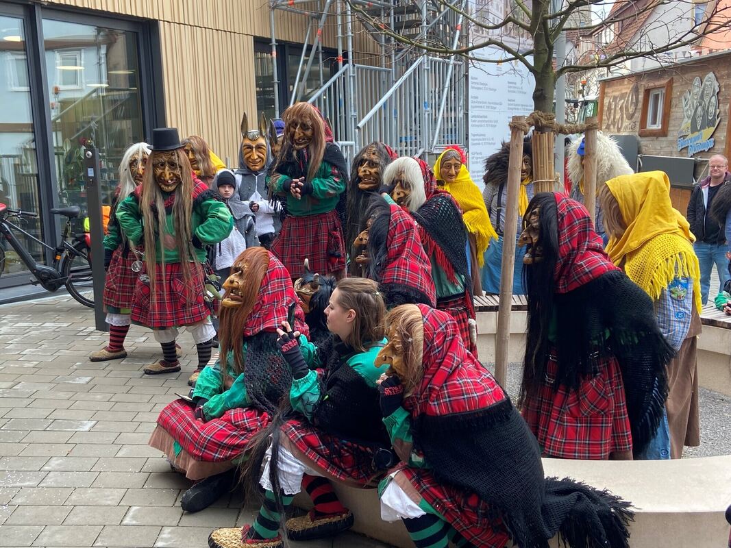 Fürstenwaldhexen, Äckerlesmacher und Moritzle lauschen gebannt den Aufgaben, die auf sie zukommen_Foto Runge