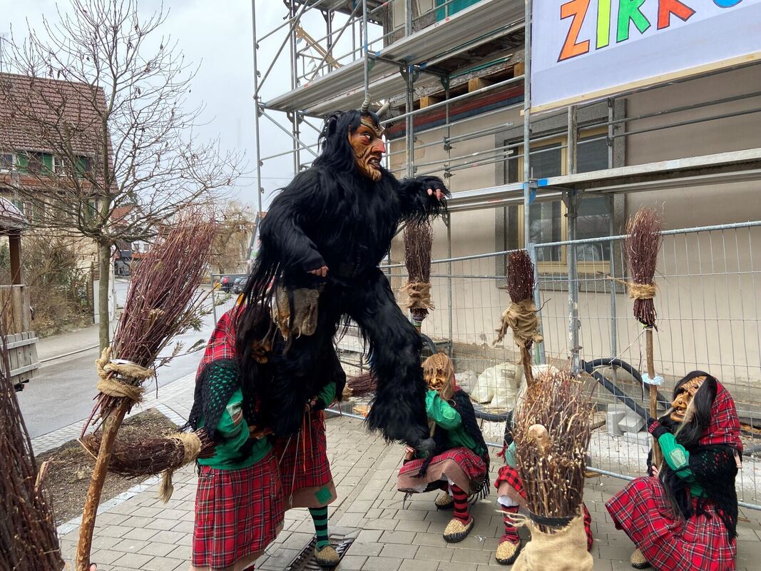 Leichtfüßig springt der agile Teufel auf Bürgermeister Simon Wagner zu_Foto Runge