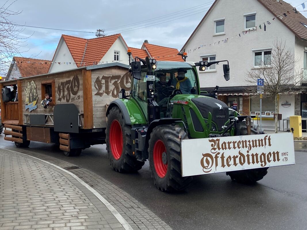 Mit zwei Traktorzügen stürmten die Ofterdinge Narren das Rathaus_Foto Runge