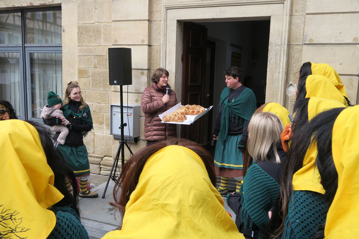 Walddorfhäslachs BM Silke Höflinger übergibt den Schlüssel an die Schönbuch-Hexen_Foto Klein8616