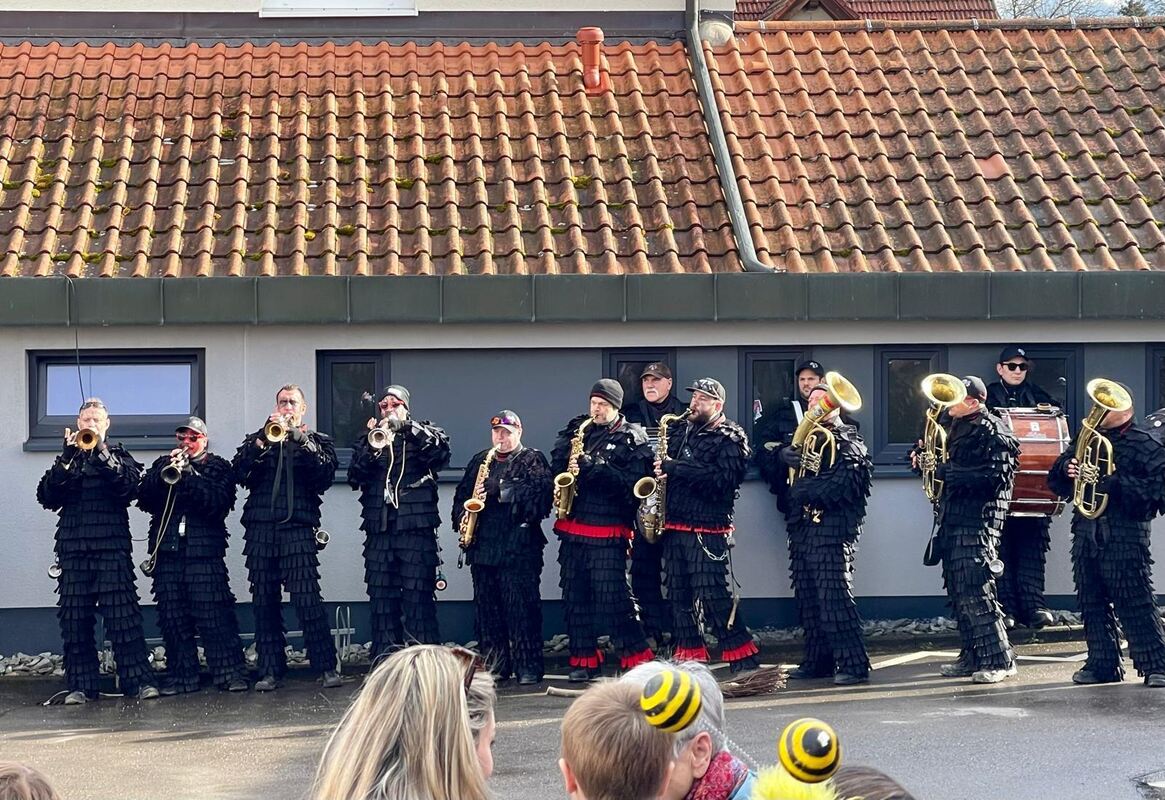 Kusterdingens Raba-Gautscher selbst die Musik ist in Häs gekleidet_Geisinger Kusterdingens Raba-Gautscher selbst die Musik ist in Häs gekleidet_Geisinger