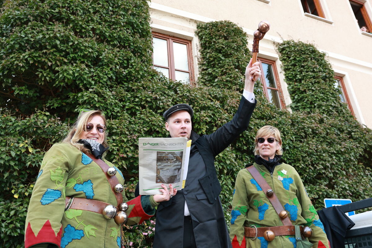 Der Eninger Bürgermeister Eric Sindek liest die Neuigkeiten aus dem Amtsblatt vor_Reisner