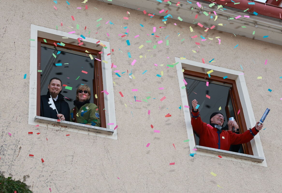Konfetti fliegt als die Häbleswetzer den Eninger Bürgermeister gefunden haben_Reisner