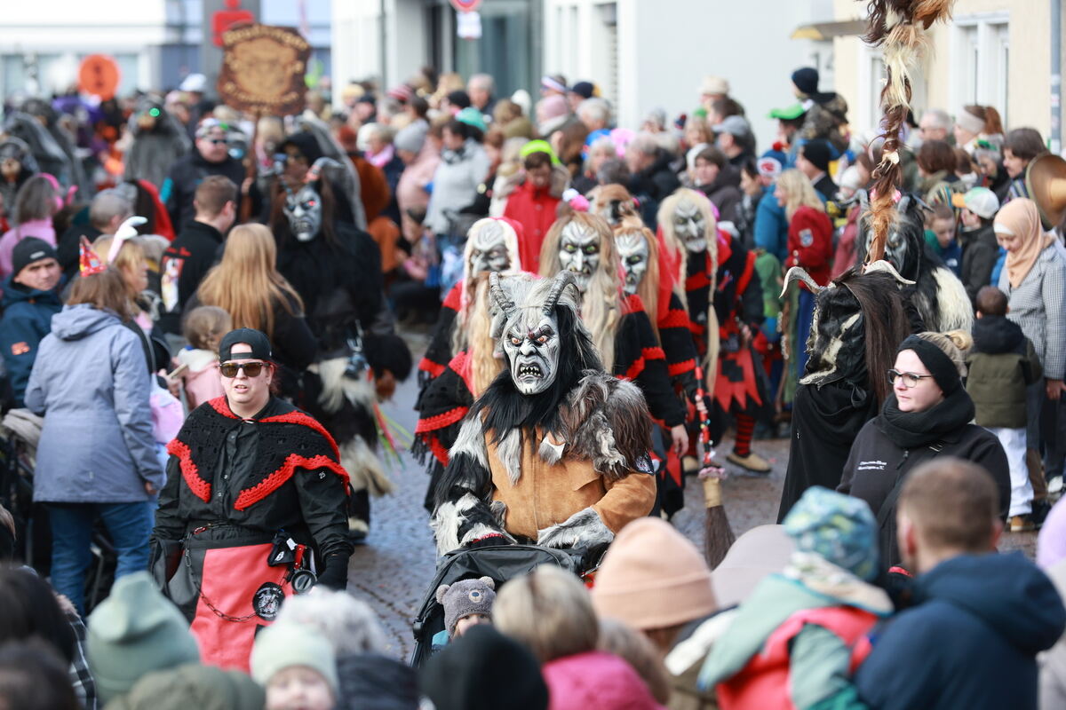 Rund 30 Narrenzünfte zogen am Schmotziga Doschdig durch Eningen. Rund 30 Narrenzünfte zogen am Schmotziga Doschdig durch Eningen.