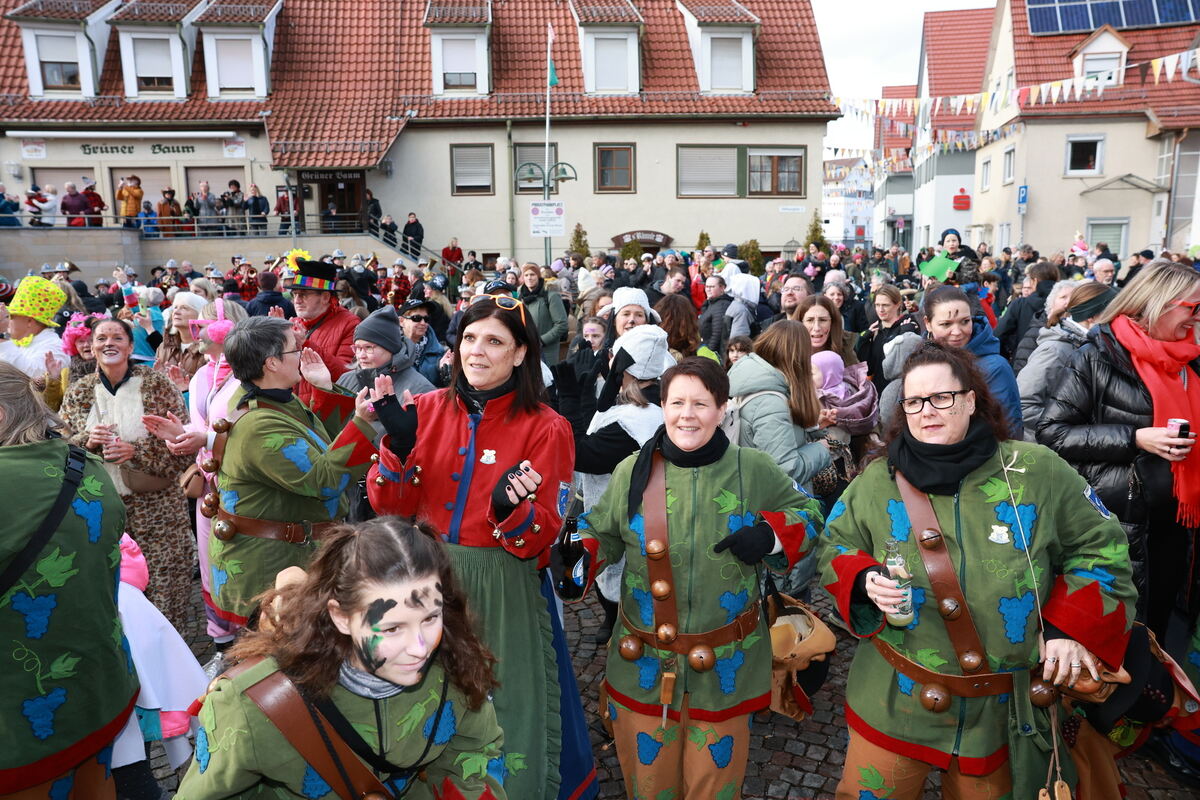 Brechend voll war der Rathausplatz in Eningen