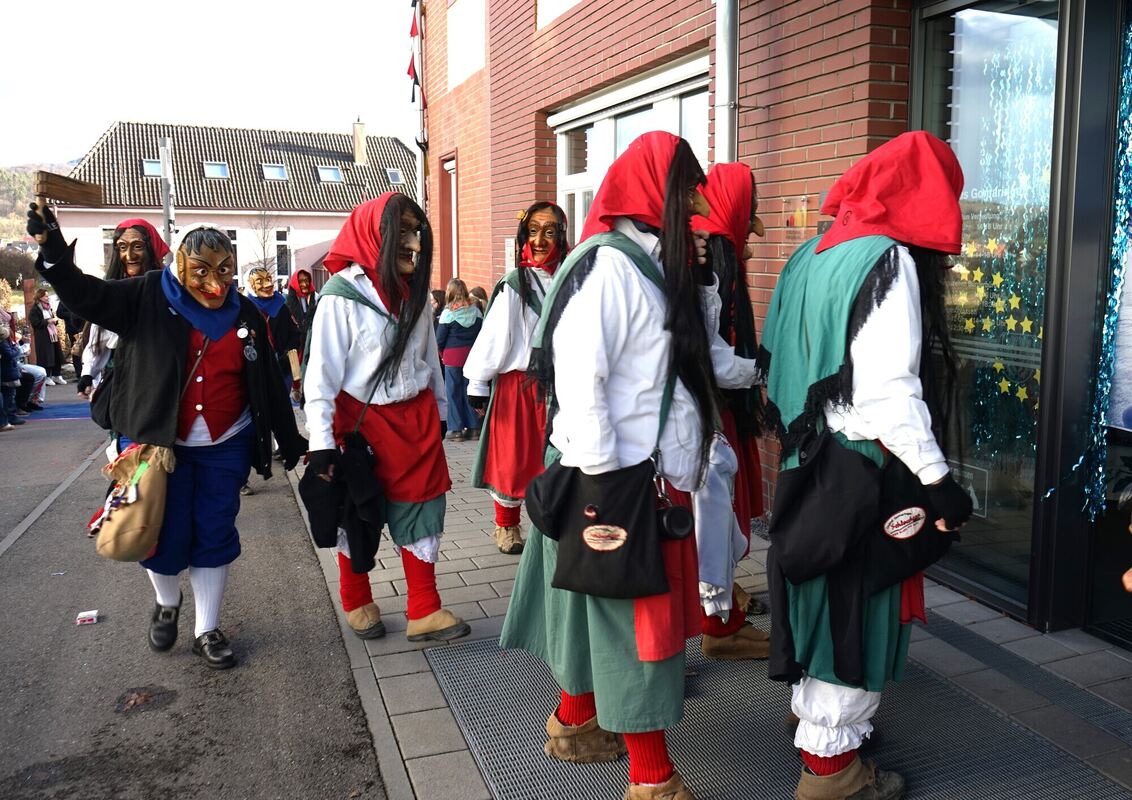 Die Gomaringer Narrenzunft fällt ins Rathaus ein und übernimmt die Macht Die Gomaringer Narrenzunft fällt ins Rathaus ein und übernimmt die Macht