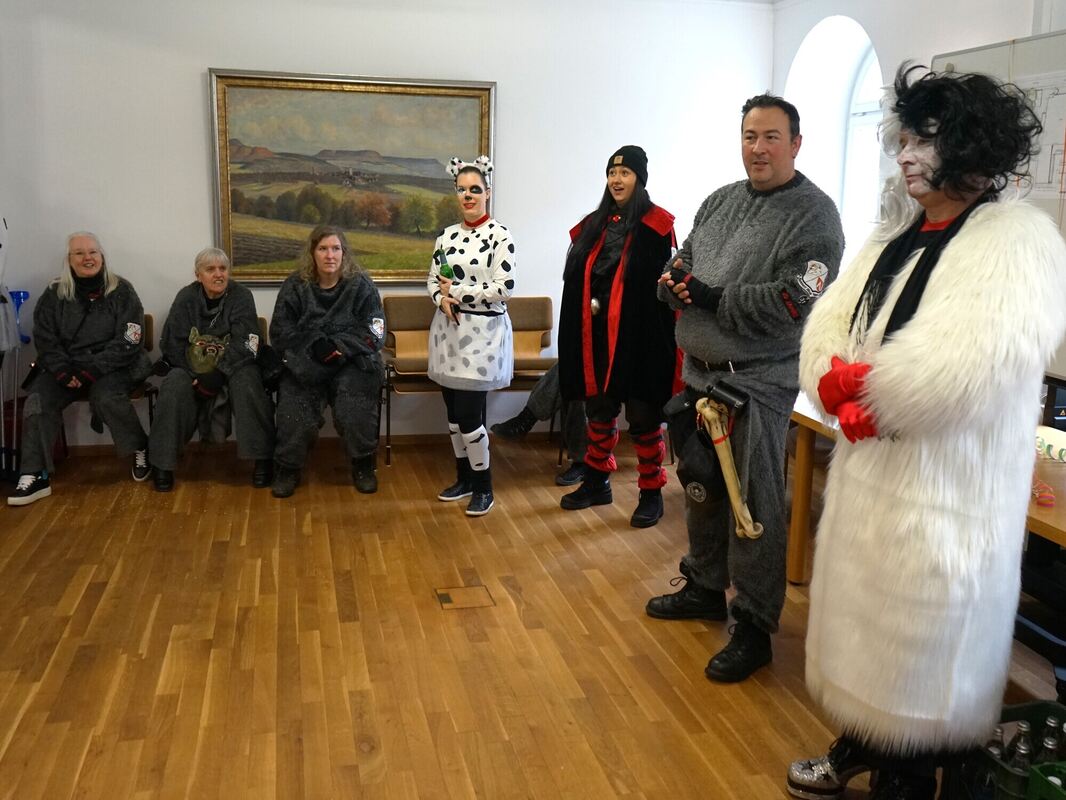 Aufwendig kostümiert war Bürgermeister Egon Betz (rechts) als Hundeentführerin. Die Rathausmitarbeiter gaben die Dalmatiner Aufwendig kostümiert war Bürgermeister Egon Betz (rechts) als Hundeentführerin. Die Rathausmitarbeiter gaben die Dalmatiner