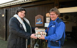 Dr. Katja Bader vom Naturkundemuseum holt die zukünftigen Osterküken bei Hansi Schwille auf seinem Erlebnisbauernhof. Ausgebrüte