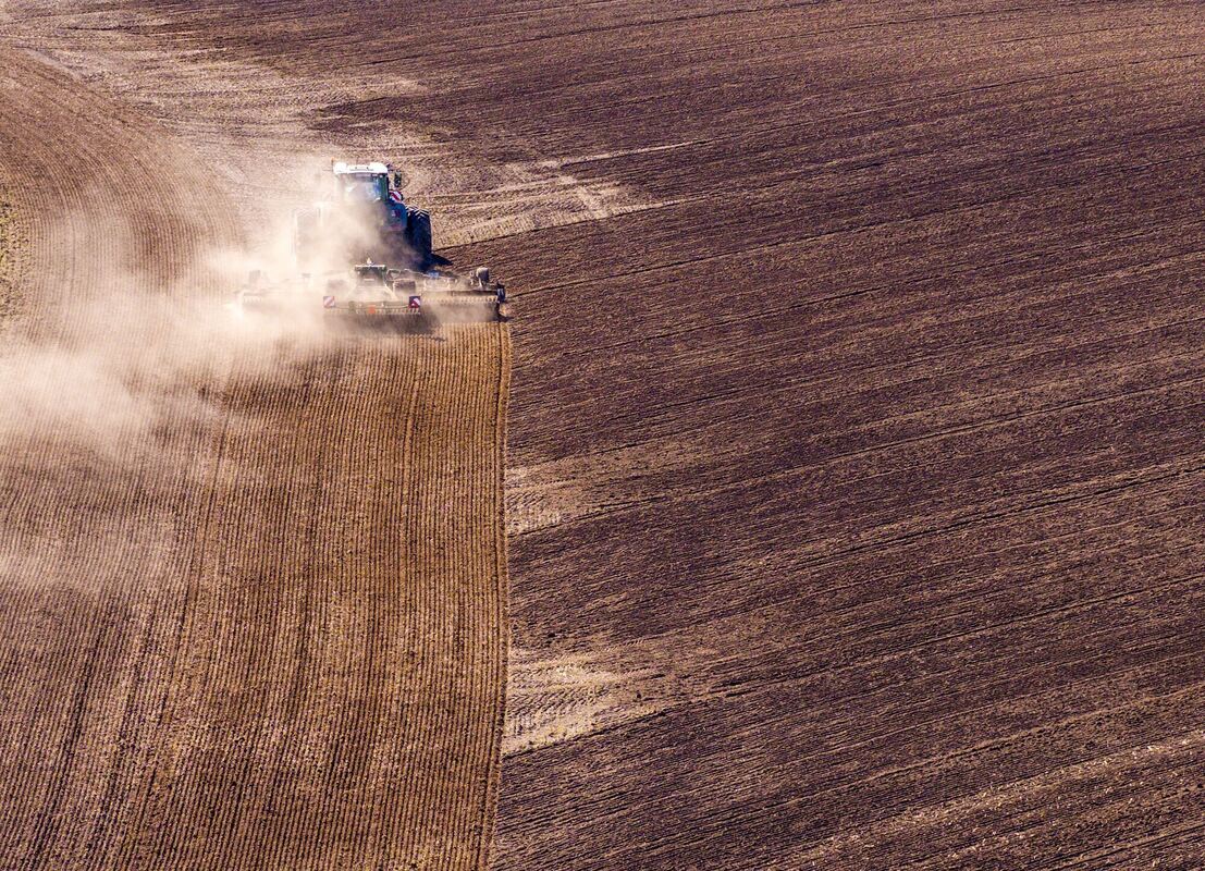 Feldarbeiten bei Sonnenwetter