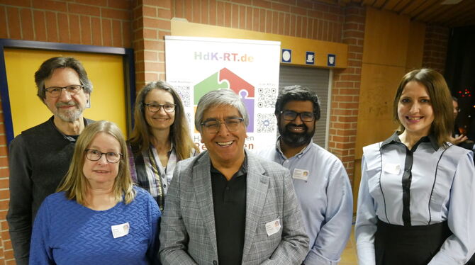 Sie bilden den neuen Vorstand vom Reutlinger »Haus der Kulturen« in den Räumlichkeiten der Post in der Eberhardstraße: (von link