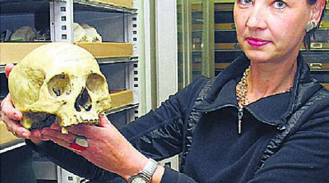 Barbara Karwatzki zeigt den Siam-Schädel mit Löchern von Schüssen.
GEA-FOTO: MERKLE