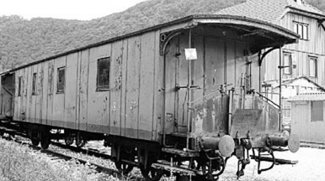 Der BCC4i ist alles andere als ausrangiert. Den Reisezugwagen wollen die Bahnhofsfreunde wieder restaurieren und fahrbereit machen. 
FOTO: REISNER