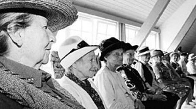 Alle unter der Haube: Zur Hutmodenschau gestern Nachmittag bekamen alle Teilnehmerinnen der Senioren-Freizeit im Kommohaus einen Hut aufgesetzt.
FOTO: REISNER