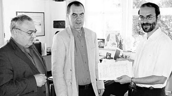 Karl Braun und Friedrich Kemmler überreichen Bürgermeister Jürgen Soltau (von links) die Unterschriftenliste.
FOTO: WER