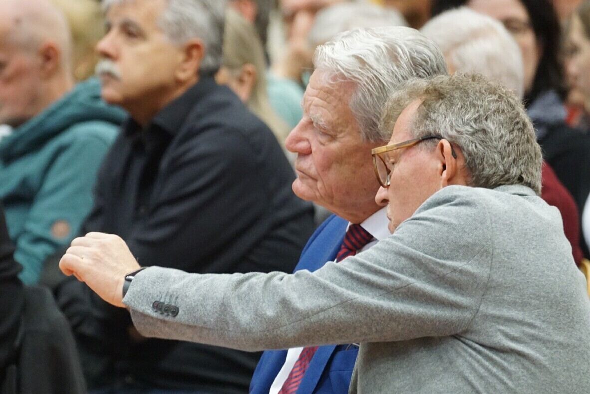 03_25_Gauck_und_Besucher_01