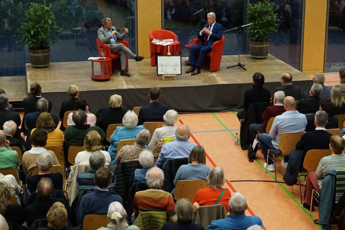 03_25_Gauck_und_Besucher_03