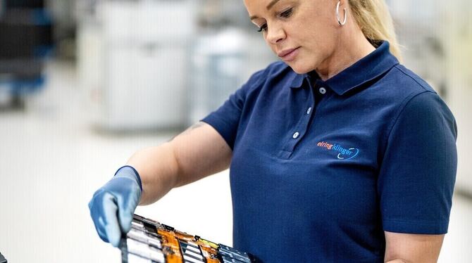 Autozulieferer Eine Mitarbeiterin des Geschäftsbereichs Elektromobilität von Elring Klinger prüft am Standort Neuffen ein Zellkontaktiersystem.