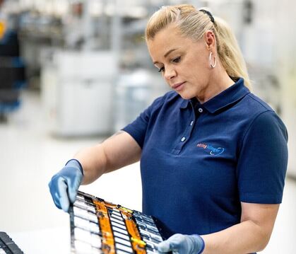 Eine Mitarbeiterin des Geschäftsbereichs Elektromobilität von Elring Klinger prüft am Standort Neuffen ein Zellkontaktiersystem.