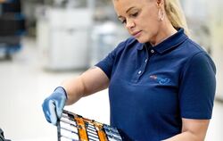 Eine Mitarbeiterin des Geschäftsbereichs Elektromobilität von Elring Klinger prüft am Standort Neuffen ein Zellkontaktiersystem.